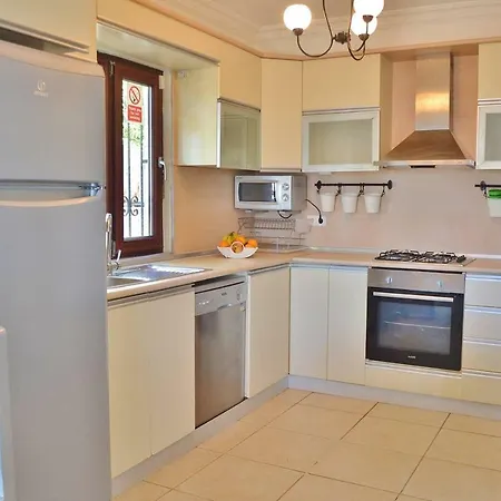 Iskender, Villa *